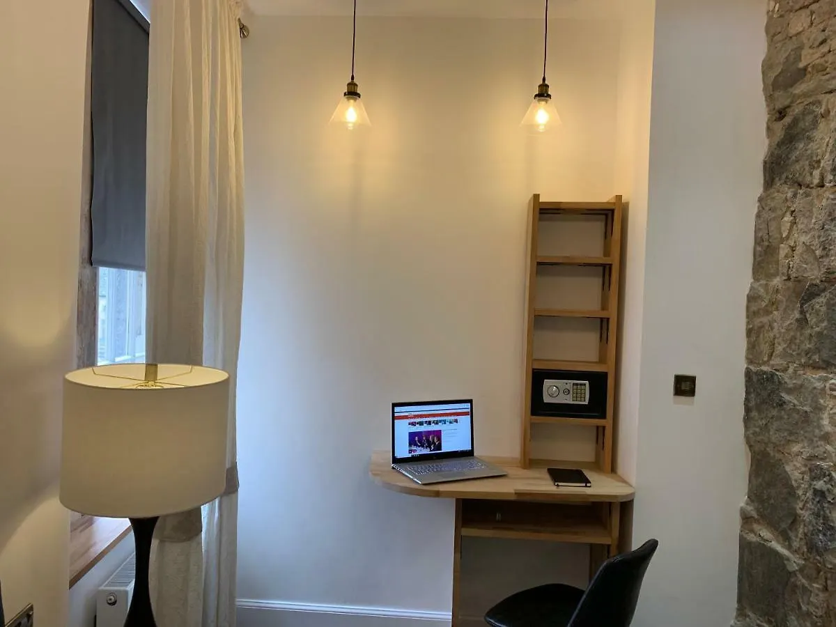 Royal Mile Suites By The Castle Edinburgh 5*,